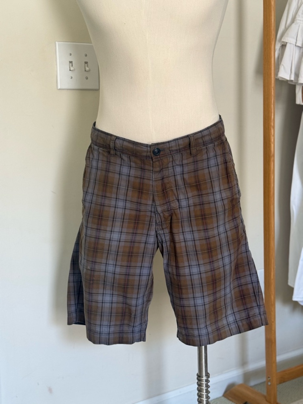 GAP Men's Brown and Gray Plaid Flat-Front Shorts